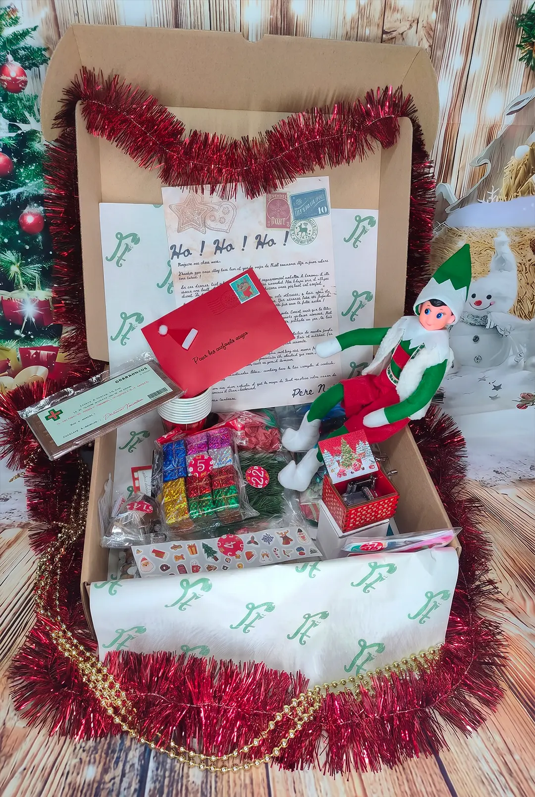 Le coffret Lutins Farceurs® ouvert : lutin, courriers et accessoires prêts pour décembre