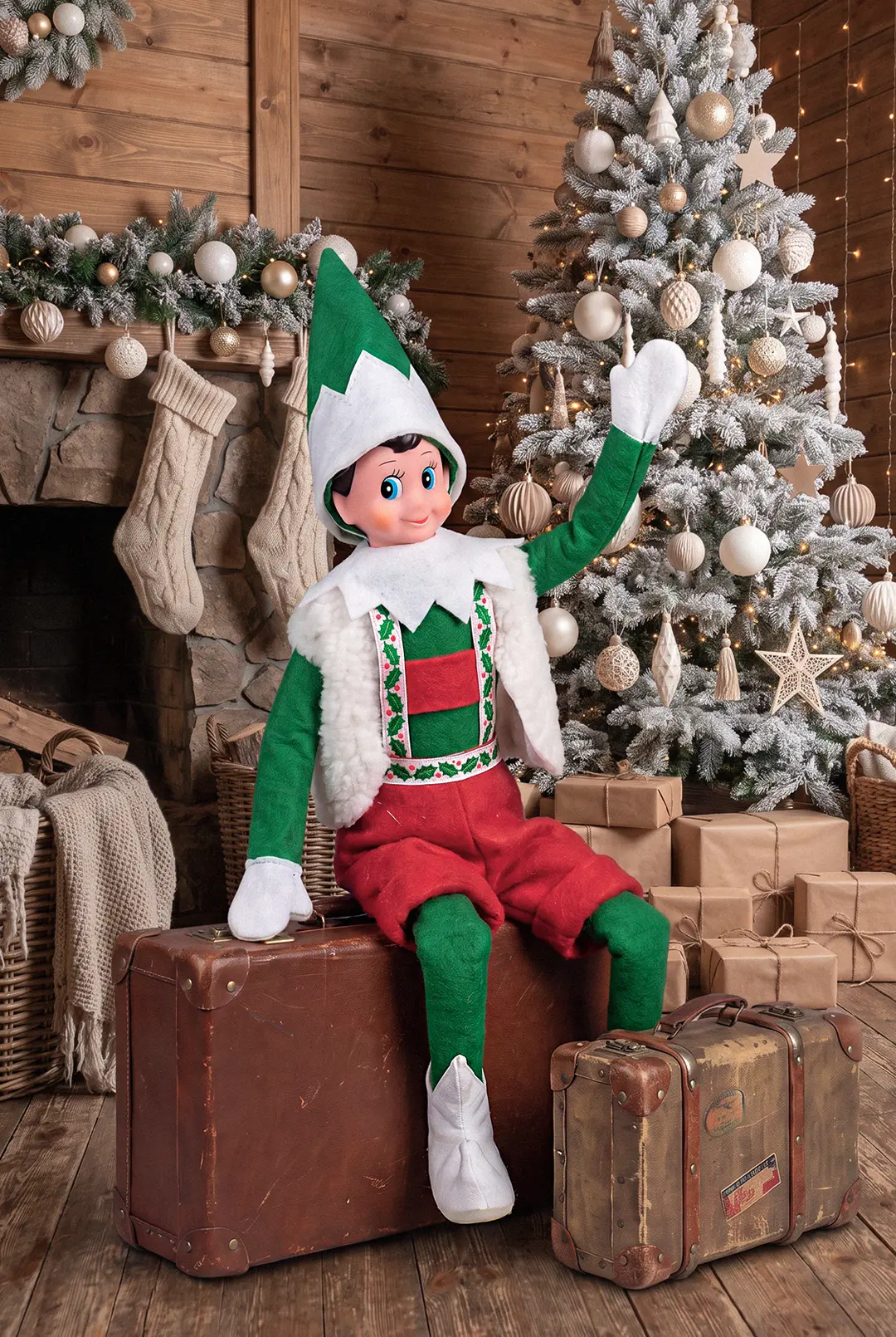 Un Lutin Farceur® assis sur de vieilles valises, prêt pour le voyage vers l’Europe