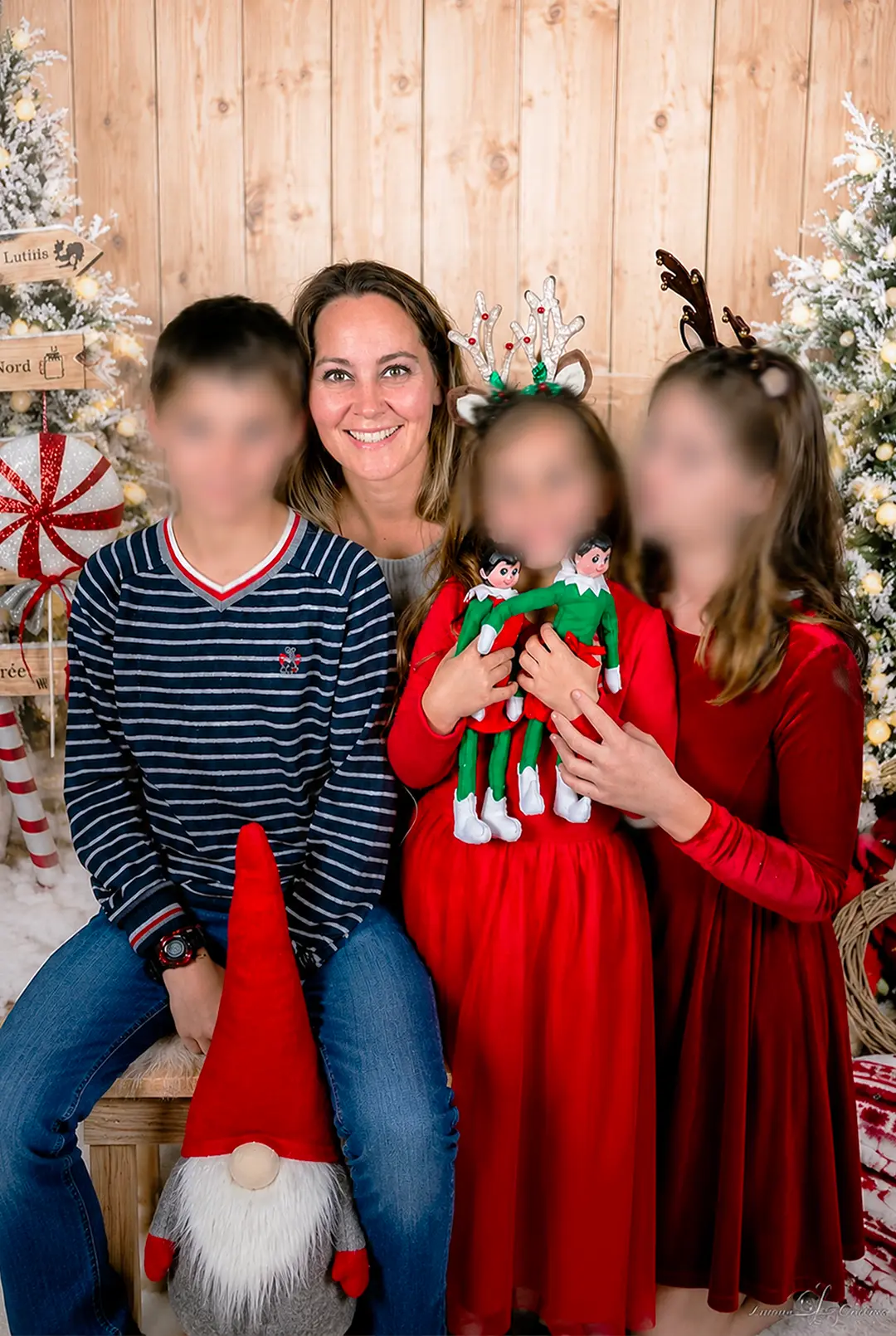 Stéphanie, à l’origine des Lutins Farceurs®, avec ses enfants dans un décor de Noël