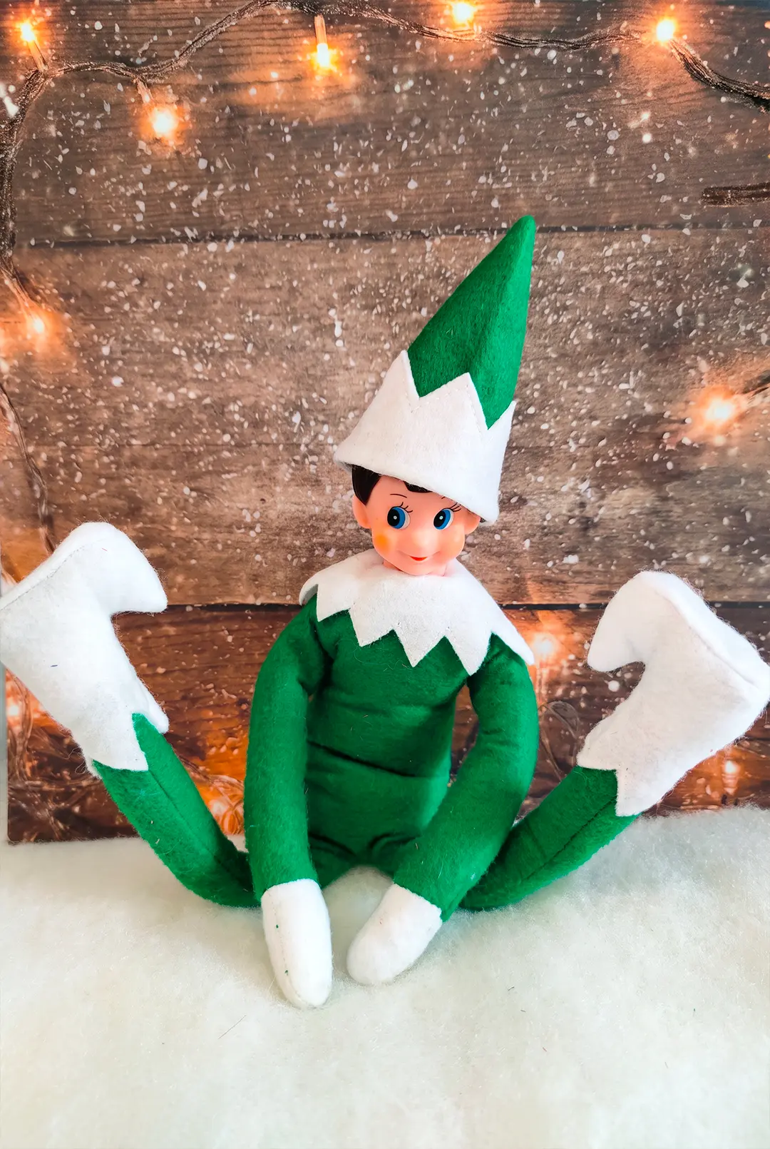 Un Lutin Farceurs® assis, articulé et fait main : chaque lutin est unique